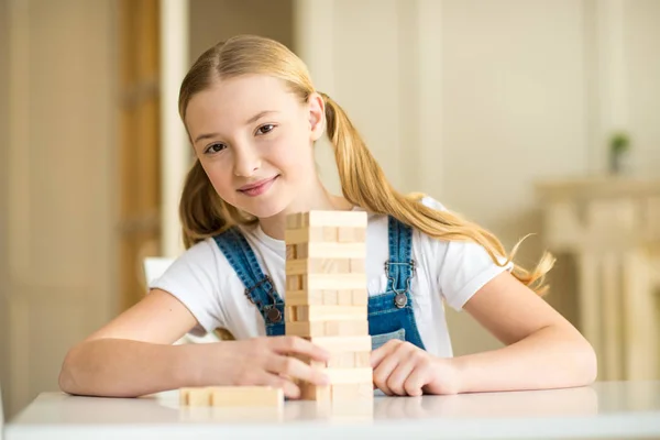 Ragazza che gioca jenga gioco — Foto Stock