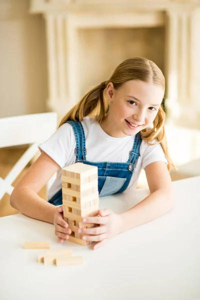 Ragazza che gioca jenga gioco — Foto Stock