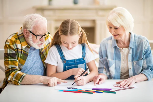Flicka med morföräldrar ritning — Stockfoto