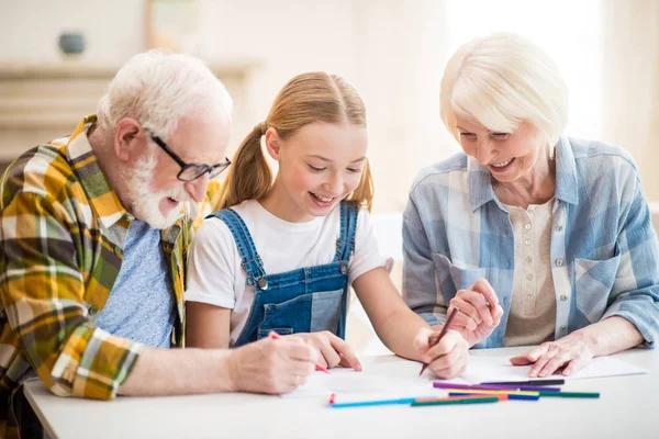 Flicka med morföräldrar ritning — Stockfoto