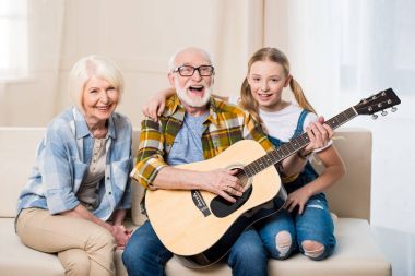 Gitar ile mutlu aile