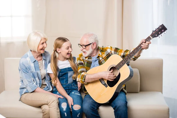 Lycklig familj med gitarr — Stockfoto