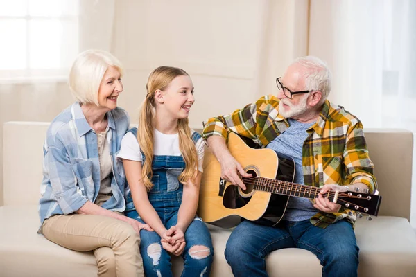 Ευτυχισμένη οικογένεια με κιθάρα — Φωτογραφία Αρχείου