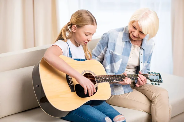 Nagymama és az lány gitározni — Stock Fotó