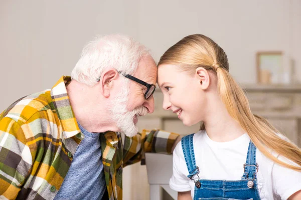 Счастливая девушка с дедушкой — стоковое фото