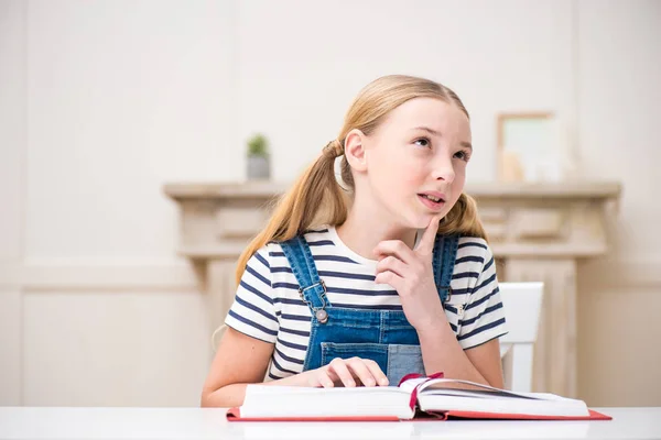 Ragazza lettura libro — Foto Stock