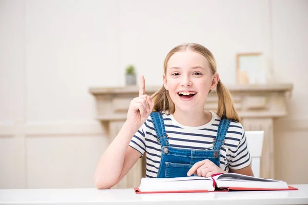 Menina leitura livro — Fotografia de Stock