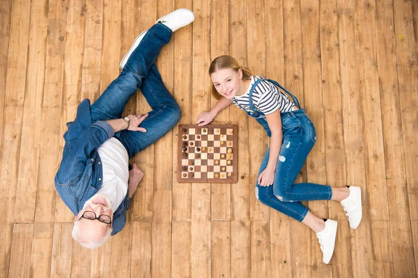 Grand-père et petite-fille jouant aux échecs — Photo