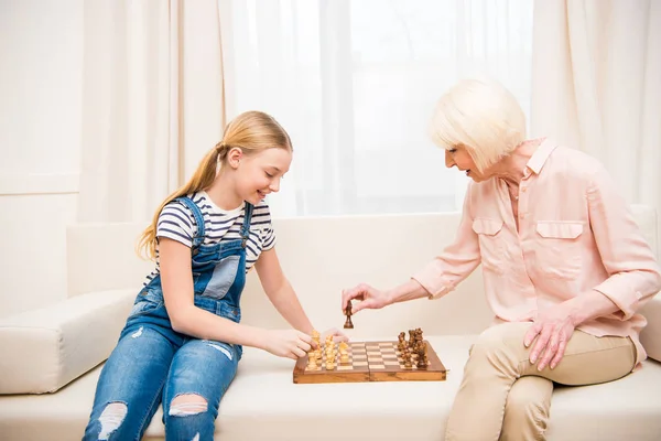 Großmutter und Enkelin spielen Schach — Stockfoto