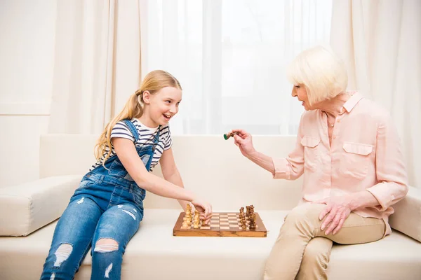 Grandmother and granddaughter playing chess — Stock Photo, Image