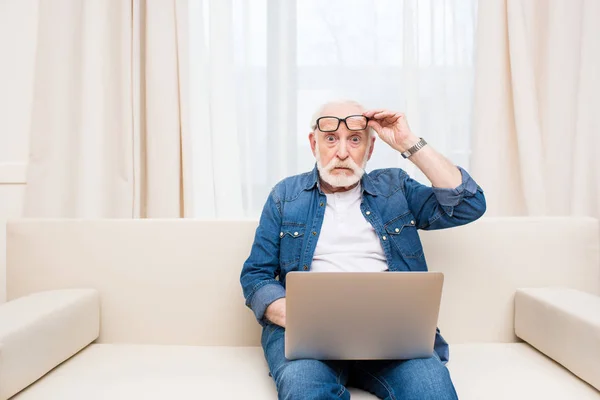 Hombre mayor usando portátil — Foto de Stock