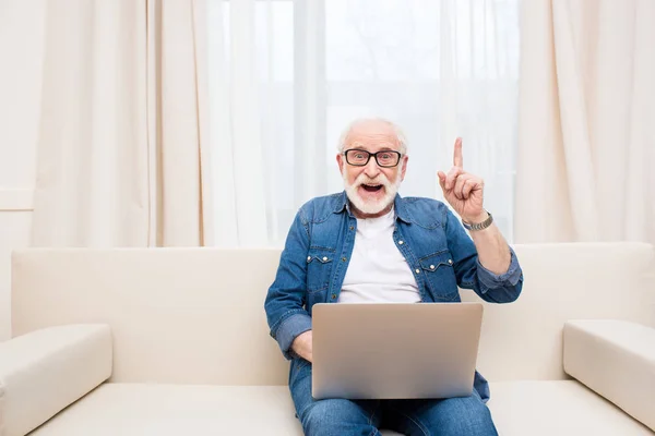 Senior man med bärbar dator — Stockfoto