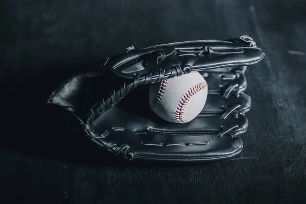 Baseball glove and ball — Stock Photo, Image