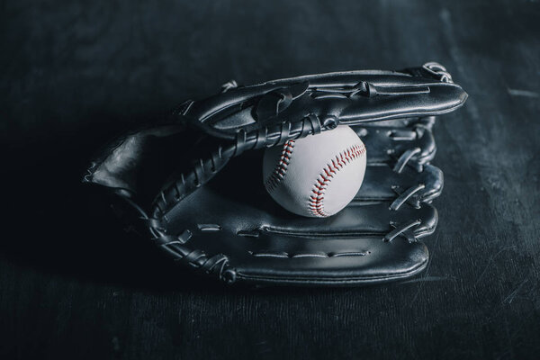 бейсбольная перчатка 