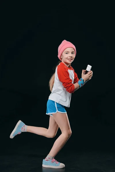 Menina em sportswear usando smartphone — Fotografia de Stock