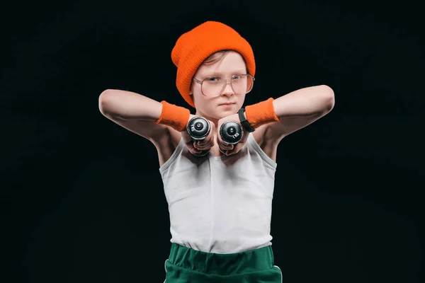 เด็กชายฝึกกับดัมเบลล์ — ภาพถ่ายสต็อกฟรี