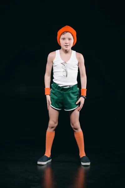 Sportlicher Junge turnt — Stockfoto