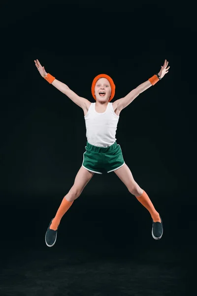 Sportig pojke hoppning — Stockfoto