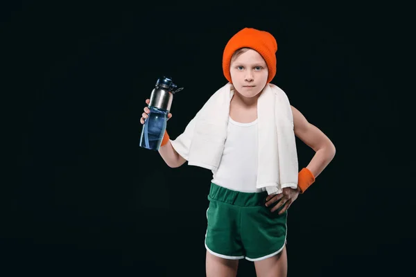 Sporty chłopiec wody pitnej — Zdjęcie stockowe