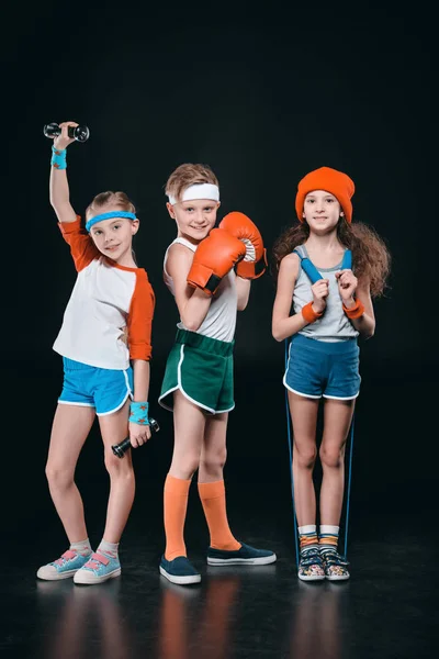Crianças ativas com equipamentos esportivos — Fotografia de Stock