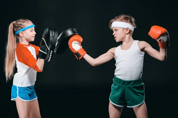 Boy and girl boxing — Stock Photo, Image