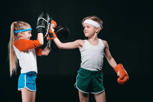 Jongen en meisje boksen — Stockfoto