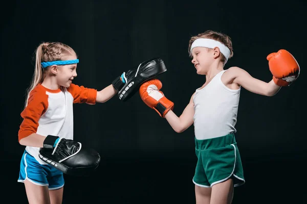 Boy and girl boxing — Stock Photo, Image