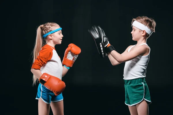 Niños fingiendo boxeo —  Fotos de Stock