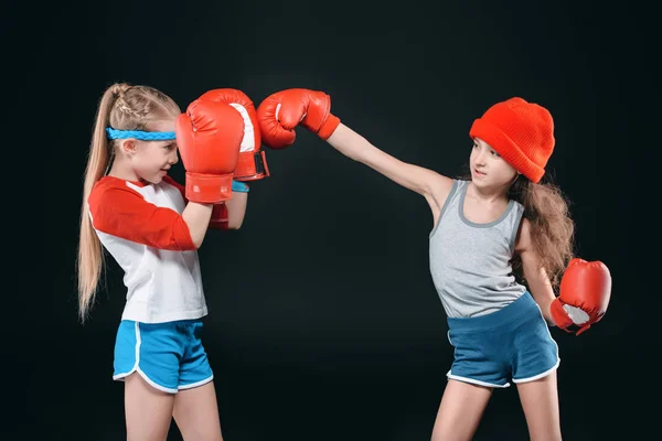 Kinder täuschen Boxen vor — Stockfoto