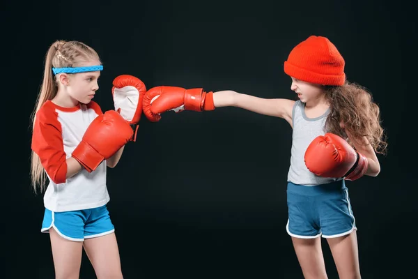 Kinder täuschen Boxen vor — Stockfoto