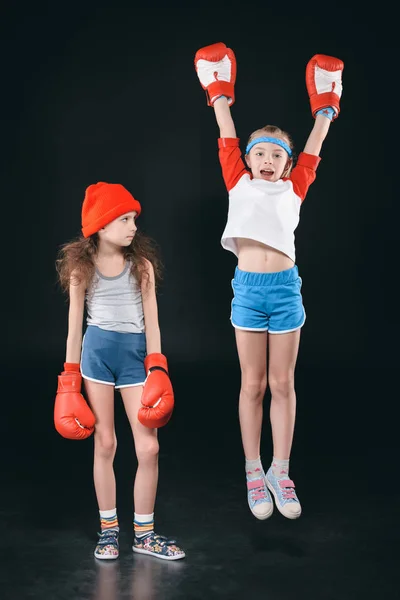 Meisjes in bokshandschoenen — Stockfoto