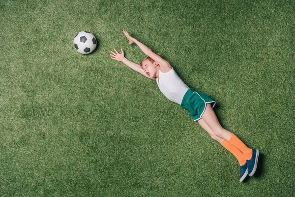 Junge spielt Fußball — Stockfoto