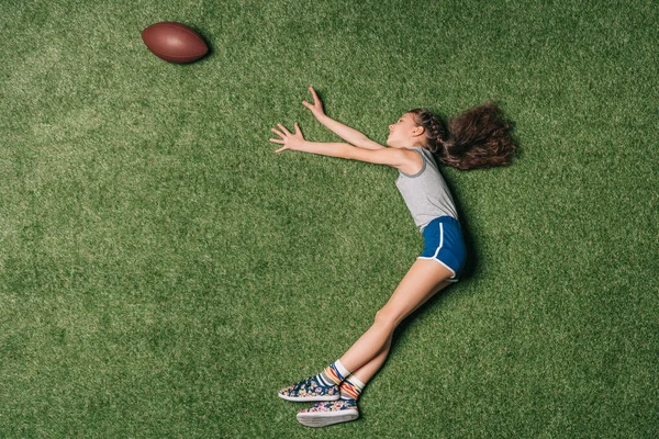 Ragazza con palla da rugby — Foto Stock