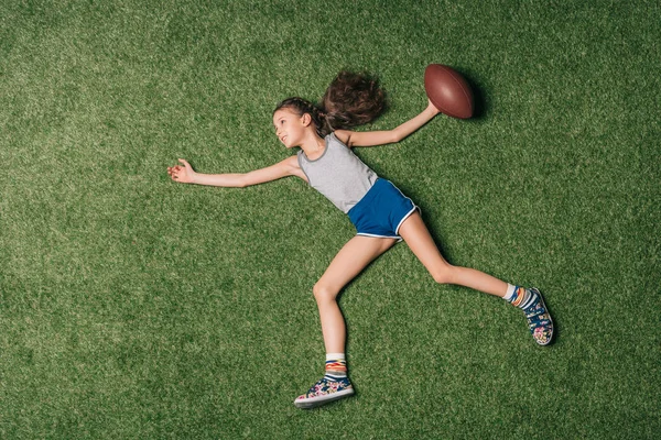 Κορίτσι με τη μπάλα του ράγκμπι — Φωτογραφία Αρχείου