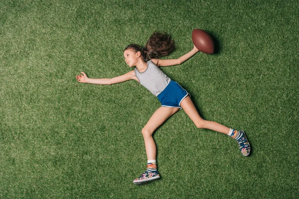 Menina com bola de rugby — Fotografia de Stock