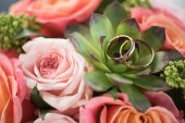 wedding rings on bouquet 
