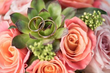 Alyans bouquet üzerinde  