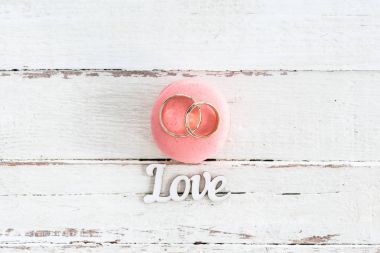Alyans macaron üzerinde