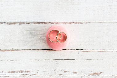 Alyans macaron üzerinde