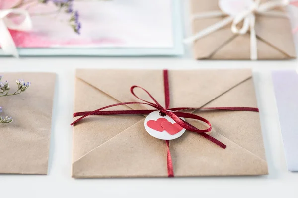 Collectie van enveloppen of uitnodigingen — Stockfoto