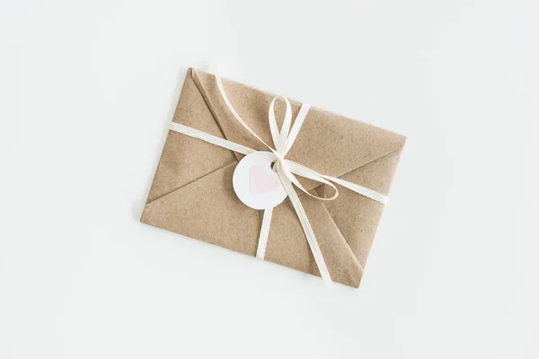 Kraft envelope with heart — Stock Photo, Image