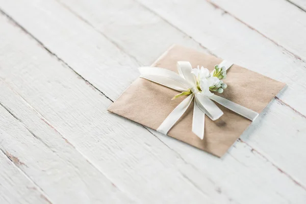 Envelope with flower and ribbon — Stock Photo, Image