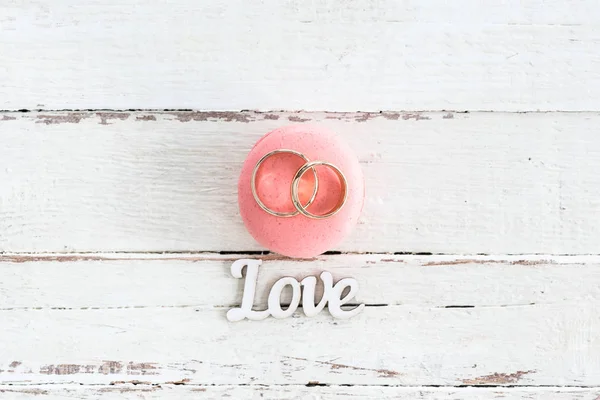 Anéis de casamento em macaron — Fotografia de Stock