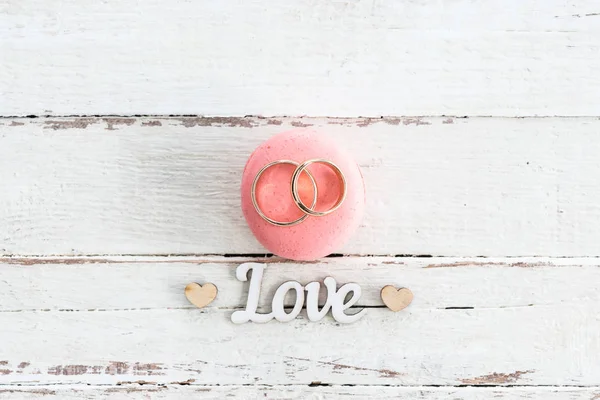 Anillos de boda en macaron —  Fotos de Stock