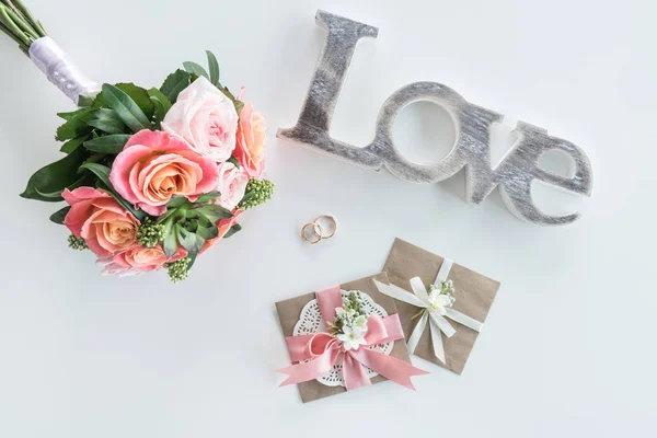 Anillos y sobres de boda — Foto de Stock