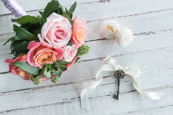 Macarons and vintage key — Stock Photo, Image