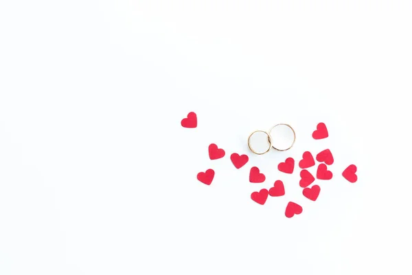 Anillos de boda y corazones — Foto de Stock