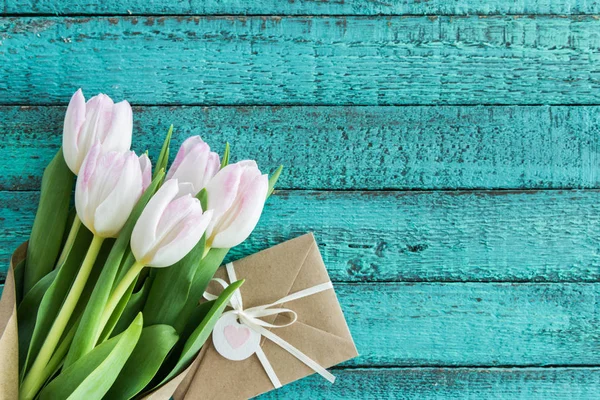 Tulip merah muda dan amplop — Stok Gambar Tulip merah muda dan amplop Stok Gambar Bebas Royalti