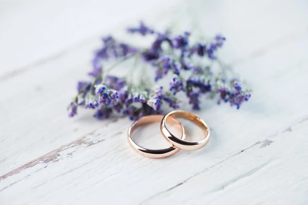 Wedding rings and flowers — Stock Photo, Image