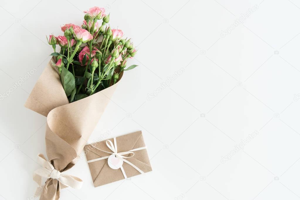 pink roses bouquet and envelope